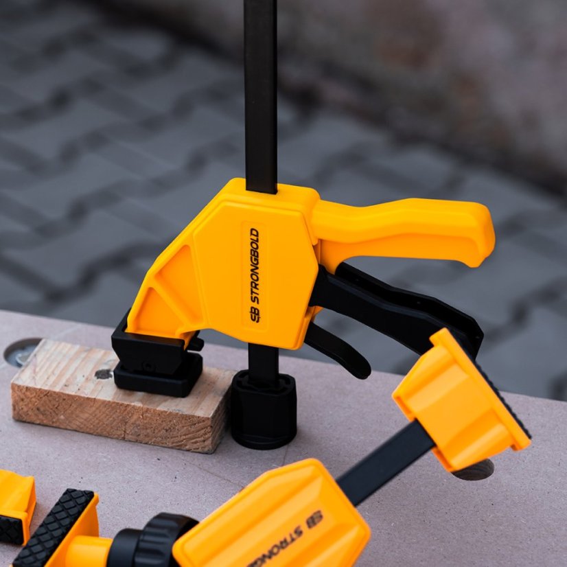 Zvislá úpinka - skrutkovacia svorka STRONGBOLD StrongClamp - 25 cm