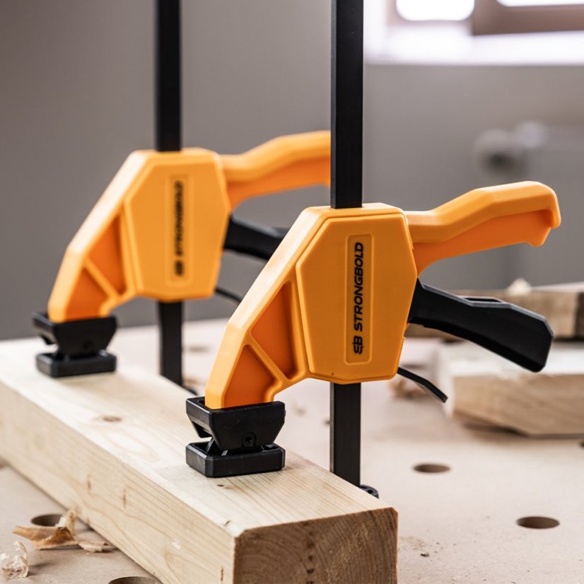 Zvislá úpinka - skrutkovacia svorka STRONGBOLD StrongClamp - 25 cm