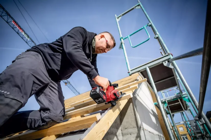 Kompaktná aku okružná píla s posuvným krytom 18V FLEX