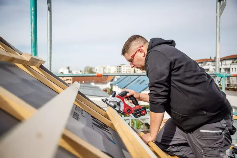 Kompaktná aku okružná píla s posuvným krytom 18V FLEX