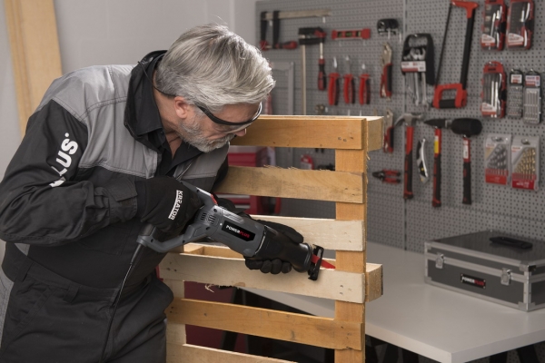 POWE30030 - Chvostová píla 710 W